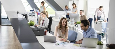 Oficina con gente trabajando