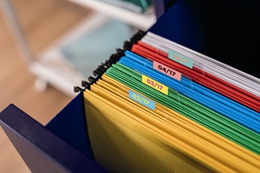 El etiquetado ayuda a mejorar la organización de colegios y bibliotecas 