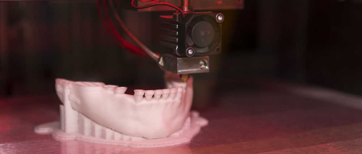 Impresora 3D imprimiendo cráneo