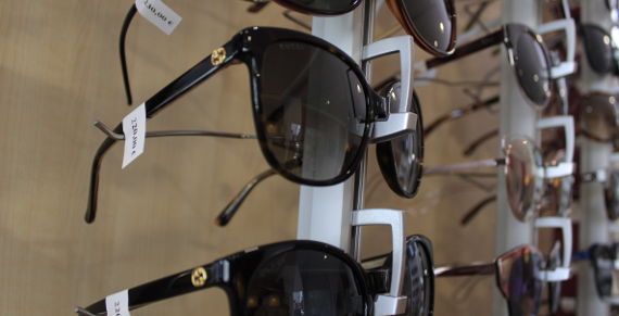 Gafas de sol con etiquetas de precio