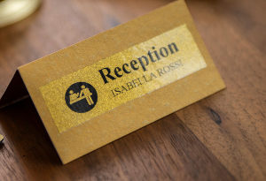 Etiquetas doradas para recepción de hotel