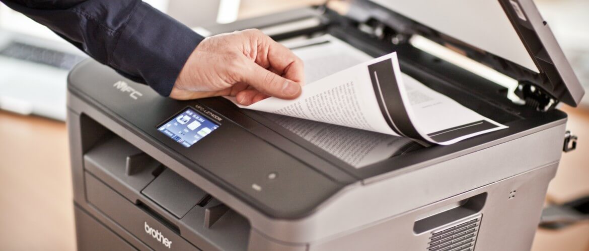 Hombre escaneando documento en impresora multifunción Brother