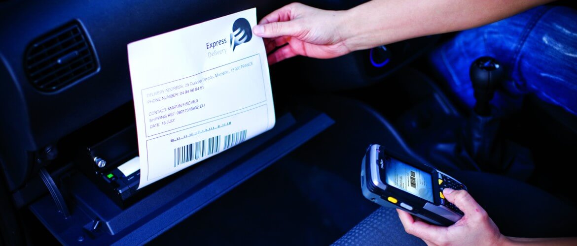 Persona imprimiendo en coche con impresora portátil