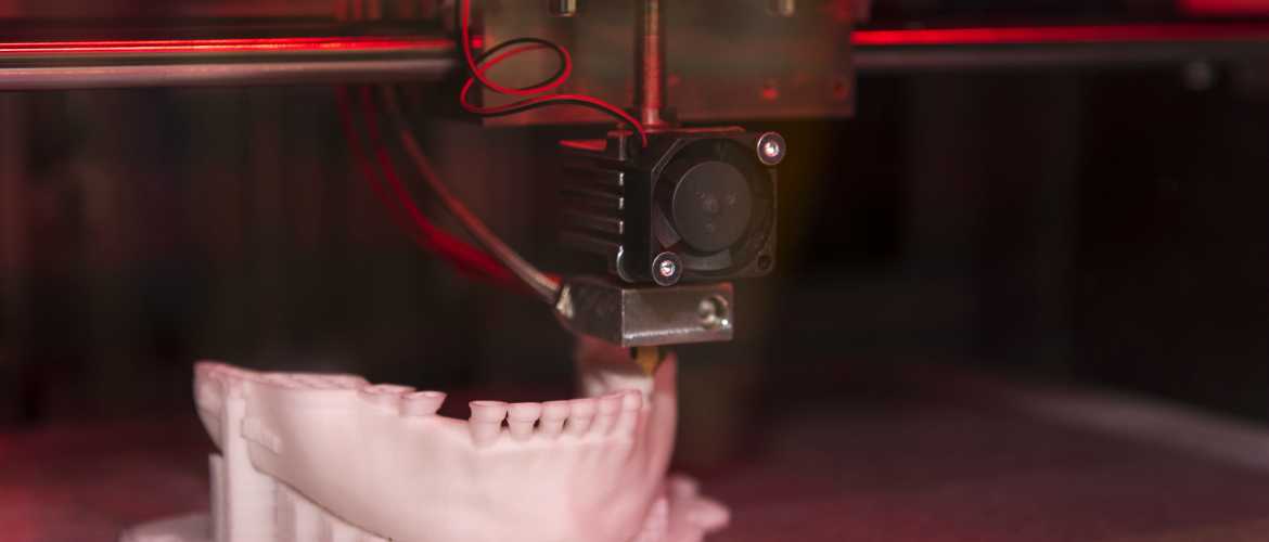 Impresora 3D imprimiendo cráneo